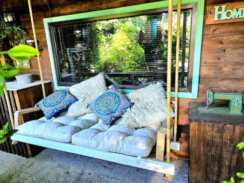 LedenikにあるGuesthouse Villa India - Bibliothekのポーチブランコ(青白枕付)