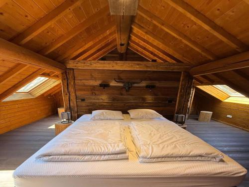 Postel nebo postele na pokoji v ubytování Spacious Chalet in Ovifat