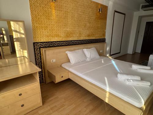 Una cama o camas en una habitación de GOT Prizren Hotel
