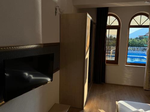 La alberca dentro o cerca de GOT Prizren Hotel