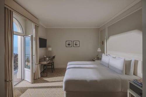 Ένα ή περισσότερα κρεβάτια σε δωμάτιο στο Fairmont Le Montreux Palace