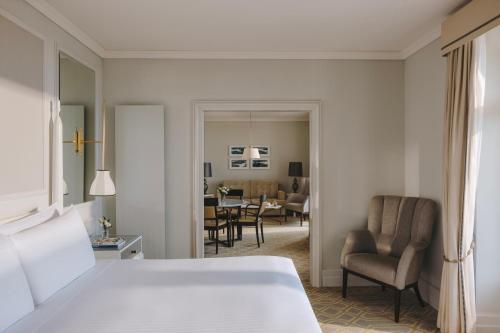 Ένα ή περισσότερα κρεβάτια σε δωμάτιο στο Fairmont Le Montreux Palace