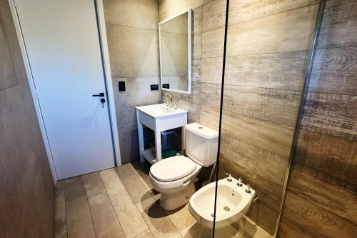 une salle de bain avec toilettes, lavabo et miroir dans l'établissement Casa Agustina - Casa En Barrio Privado San Benito, Chapadmalal Para 6 PAX Con Pileta - Hola Sur, à Chapadmalal