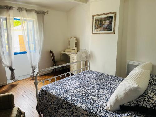 une chambre avec un lit et une fenêtre dans l'établissement The Little House, à Saint-Simon-de-Bordes