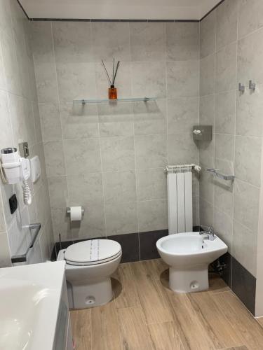 a bathroom with a toilet and a bidet and a sink at Casa Paola nel Chianti in Castelnuovo Berardenga