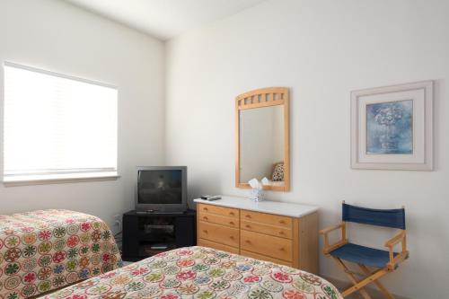 Ένα ή περισσότερα κρεβάτια σε δωμάτιο στο Crystal Shores Condo 302