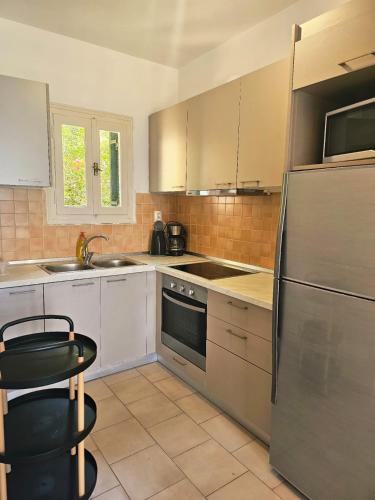 Η κουζίνα ή μικρή κουζίνα στο Corfu Glyfada Beach Apartment 91