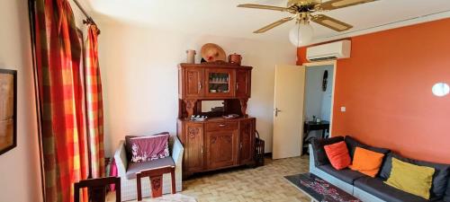 sala de estar con sofá y armario en Pleasant house with garden near beaches, en Bandol