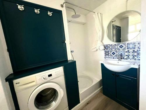 une machine à laver dans une salle de bain avec un lavabo dans l'établissement Salina Bay - Studio cosy sur la plage, à Hyères