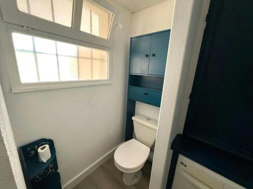 Elle comprend une petite salle de bains pourvue de toilettes et d'une fenêtre. dans l'établissement Salina Bay - Studio cosy sur la plage, à Hyères
