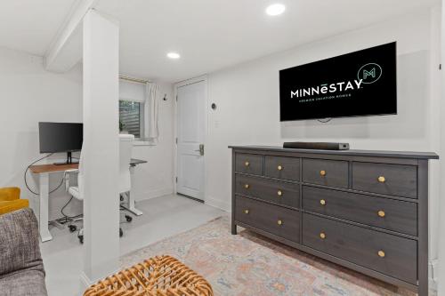 Linden Hills Havenにあるテレビまたはエンターテインメントセンター