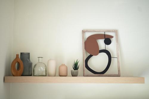 a shelf with a picture of a cat on it at Studio 91 By IsrApart in Ramat Gan
