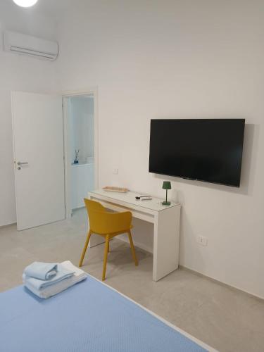 Televisyen dan/atau pusat hiburan di HOME 23 apartament