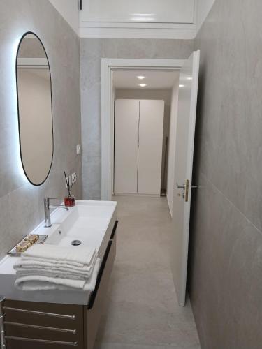 Bilik mandi di HOME 23 apartament