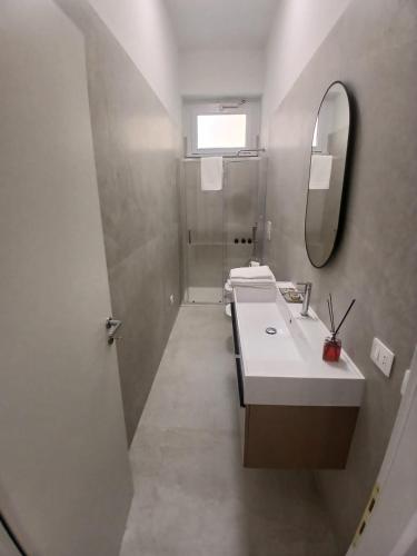 Bilik mandi di HOME 23 apartament