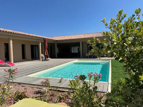 une piscine devant une maison dans l'établissement Casa Nostra Villa Récente Climatisée - Piscine Chauffée, à Lecci