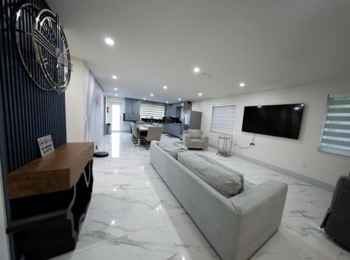 Μια τηλεόραση ή/και κέντρο ψυχαγωγίας στο New! Upscale Modern waterfront apartment 3BR 3BA