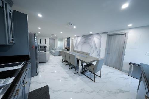 Η κουζίνα ή μικρή κουζίνα στο New! Upscale Modern waterfront apartment 3BR 3BA