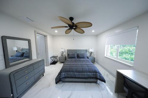 Ένα ή περισσότερα κρεβάτια σε δωμάτιο στο New! Upscale Modern waterfront apartment 3BR 3BA