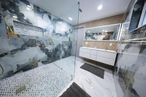 Ένα μπάνιο στο New! Upscale Modern waterfront apartment 3BR 3BA