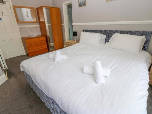 Una cama o camas en una habitación de Fern Lee