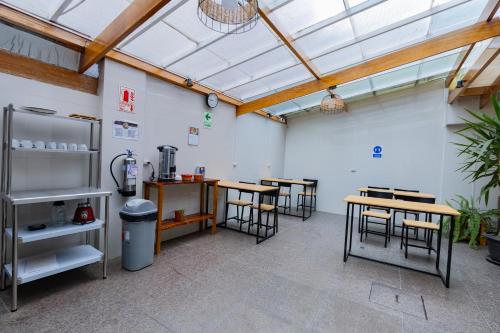 Příslušenství pro přípravu čaje a kávy v ubytování Andes House Cusco