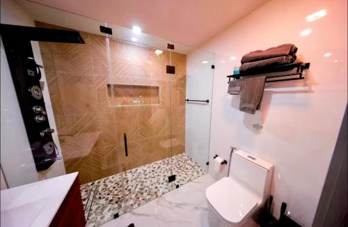 Ένα μπάνιο στο New! Upscale Modern waterfront apartment 3BR 3BA