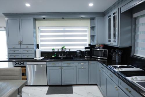 Η κουζίνα ή μικρή κουζίνα στο New! Upscale Modern waterfront apartment 3BR 3BA