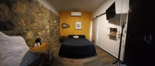 a room with a bed and a tv in it at Hotel Quinto Sol in Mazunte