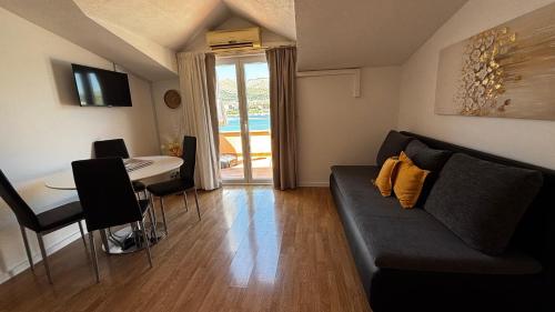 Televízia a/alebo spoločenská miestnosť v ubytovaní Apartments Kapetanovi Dvori