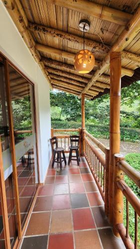 Ein Balkon oder eine Terrasse in der Unterkunft Hotel y termales Las Heliconias