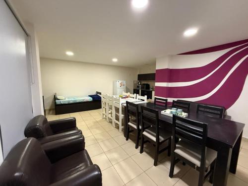 圣萨尔瓦多德朱Apartamentos El Fortín的带桌椅的房间和厨房