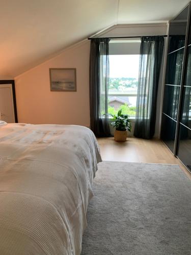 Postel nebo postele na pokoji v ubytování Arendalsuka - stort hus 15 min gangavstand til ferga