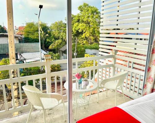 a balcony with a table and chairs on a balcony at Home One Love Ayutthaya GH in Phra Nakhon Si Ayutthaya