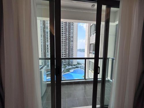a bathroom with a view of a pool through a window at TheBess Hotel Tokyo is located adjacent to Singapore and offers a sea viewIt is a family business smart room with the sea view of Princess Bay富力公主湾 in Johor Bahru