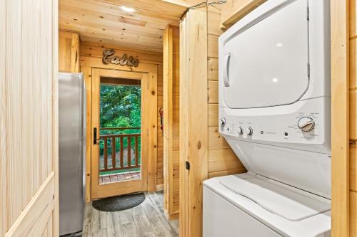 Bilik mandi di Mountain Wolf's Cabin