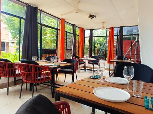 Coin salon dans l'établissement Hôtel Les Palmiers