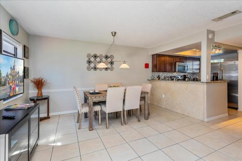 Un comedor y una cocina con mesa y sillas. en Spacious Home in FantasyWorld, en Kissimmee
