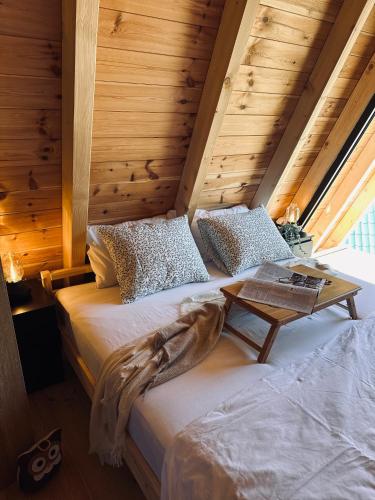 Una cama o camas en una habitación de White Forest Durmitor 2