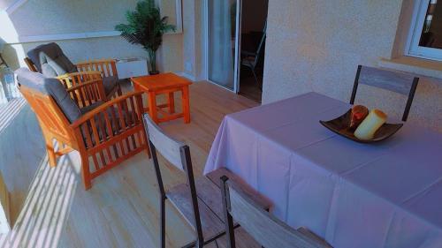 Coin salon dans l'établissement Apartamento reformado con terraza vistas al mar y a las piscinas de Magic World garaje y piscina frente a Balneario Aire acondicionadowifi