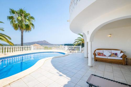 Sunny Villa - Private Pool, BBQ & Mediterranean Garden