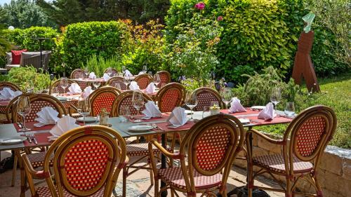 a group of tables and chairs with plates and napkins at Hotel Villa Medici in Bad Schonborn