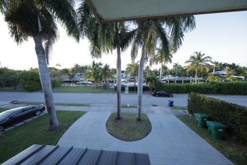 Κήπος έξω από το New! Upscale Modern waterfront apartment 3BR 3BA