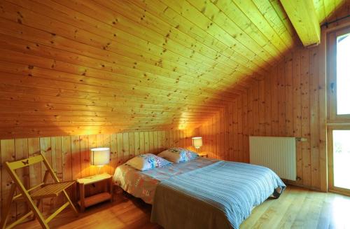 Ένα ή περισσότερα κρεβάτια σε δωμάτιο στο Le chalet dans la prairie