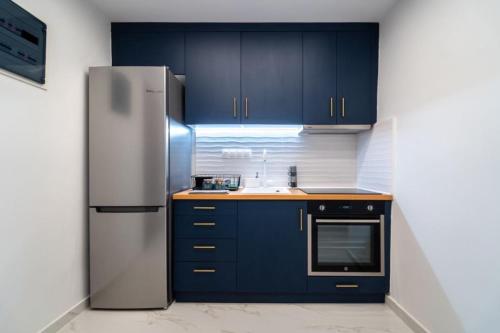 Central Modern Apartment up to 6 People with Parking