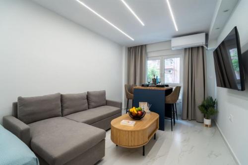 Central Modern Apartment up to 6 People with Parking