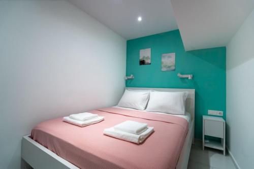 Central Modern Apartment up to 6 People with Parking