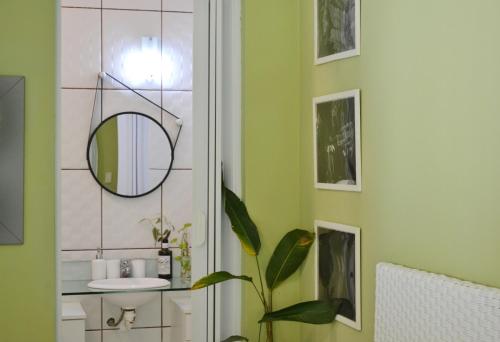 un baño con espejo y lavabo en Casa beira Rio, en Sana