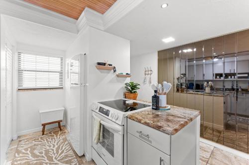 Dapur atau dapur kecil di 2bd-2ba Condo - New Smyrna Beach