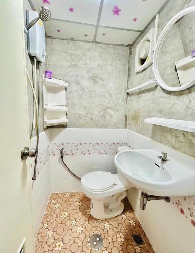 a bathroom with a toilet and a sink at Pink house by Home one love in Phra Nakhon Si Ayutthaya